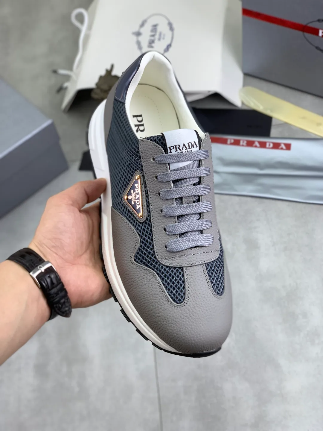 Men's shoes 💰P560💰[New style] popular models are on the official website, 🆘 Trendy brand (Prada) mainly promotes popular models, avant-garde and versatile fashion men's shoes private version mold opening, cowhide surface splicing 1:1.. Fashionable and simple, original imported cowhide lining cowhide feet; the atmosphere and personality are more fashionable, eye-catching and pursuing class. It will subvert the old idea and be a must-have for fashionistas with you! Must keep it for yourself! Tall and comfortable, large and low, high-end quality workmanship. Number of yards: 38-45 4️⃣optional.